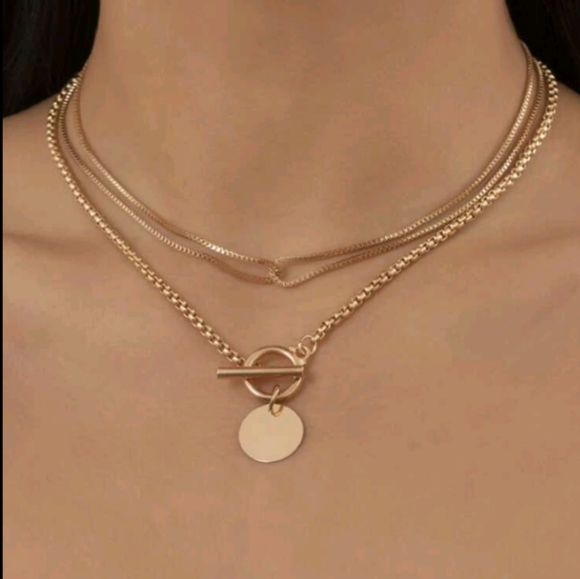 Jewelry - Gold tone round charm necklace